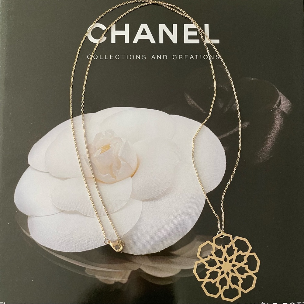 Flower Pendant Necklace